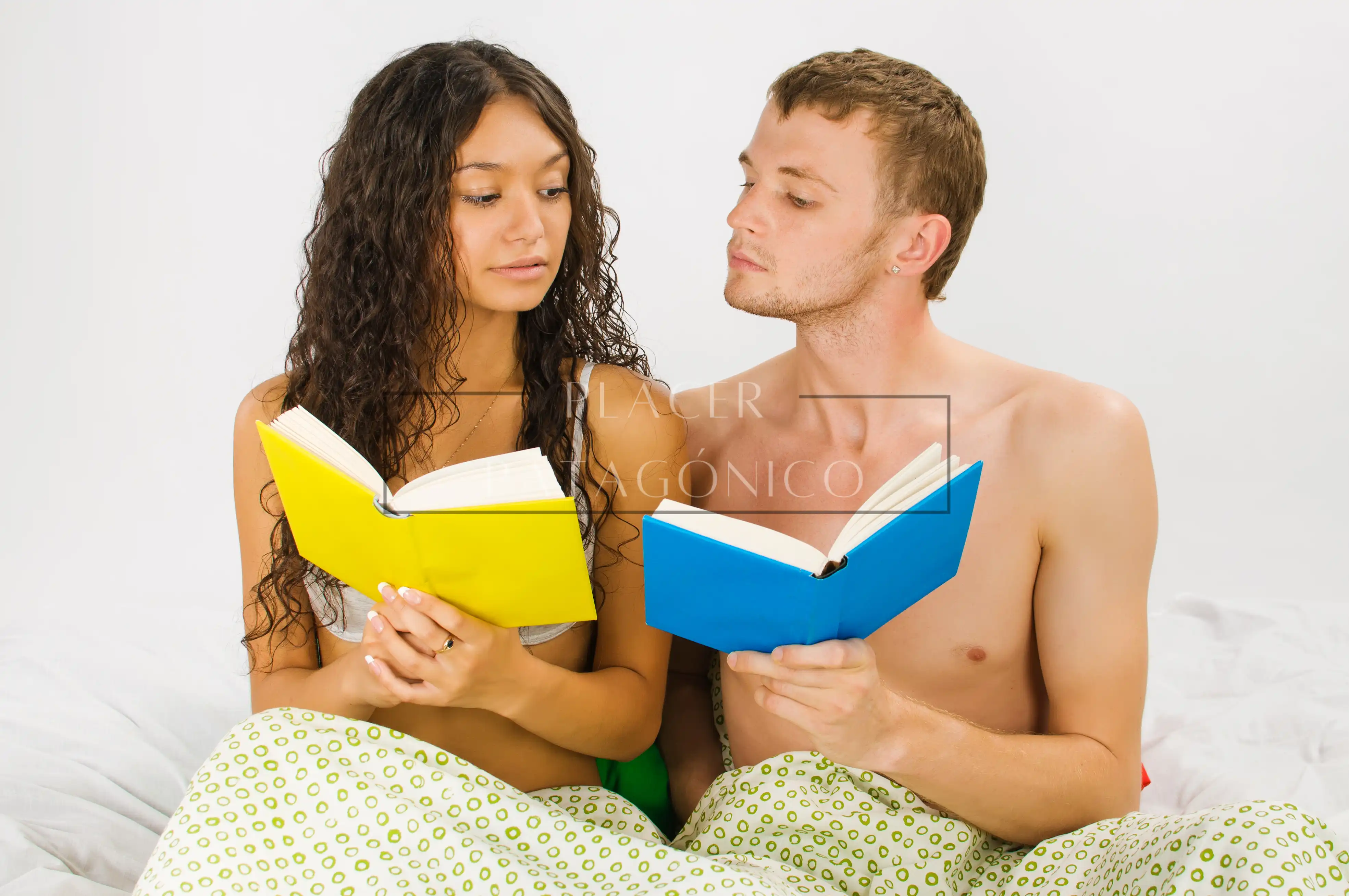 Pareja leyendo historias porno en la cama