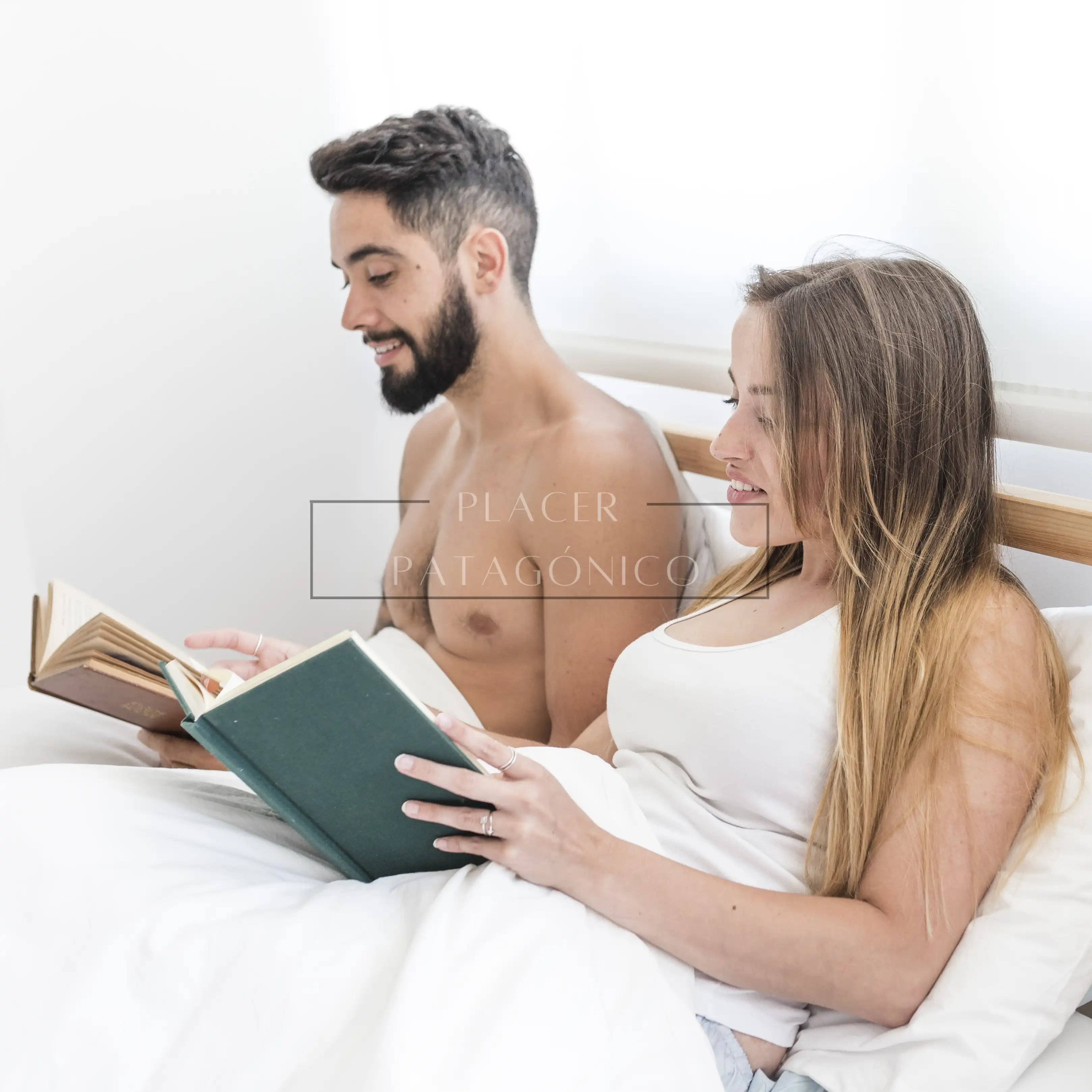 Pareja de jóvenes en la cama leyendo libros de cuentos eróticos 