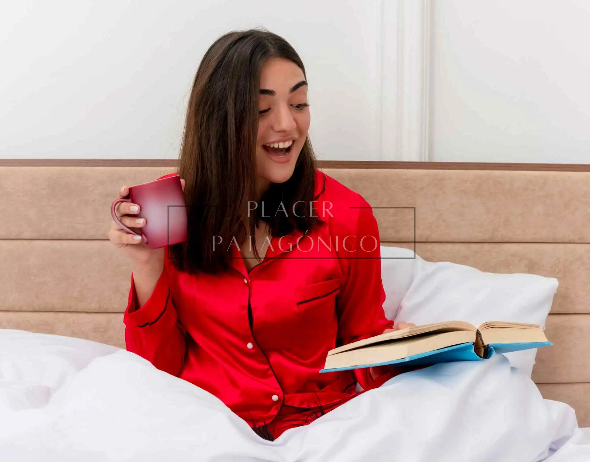 Mujer leyendo cuentos xxx sentada en su cama