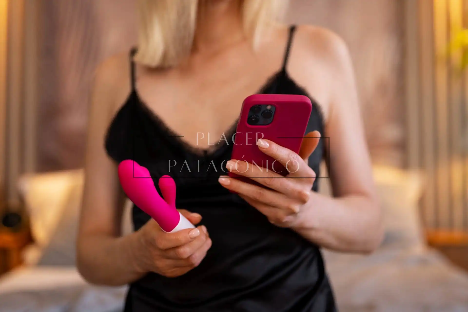 Mujer en lencería sosteniendo un juguete sexual y un celular