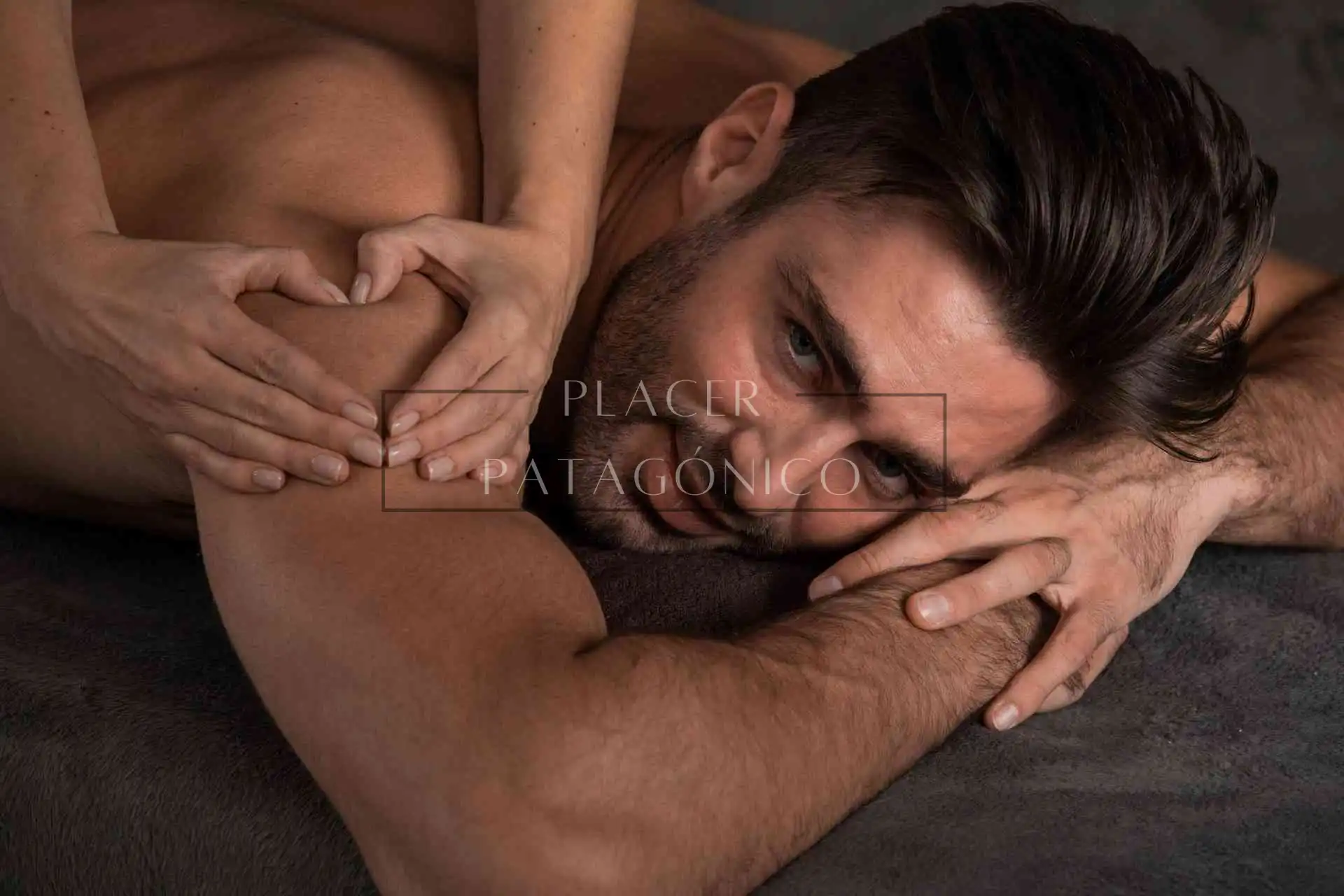 Hombre disfrutando de un masaje tántrico en manos de una mujer experimentada