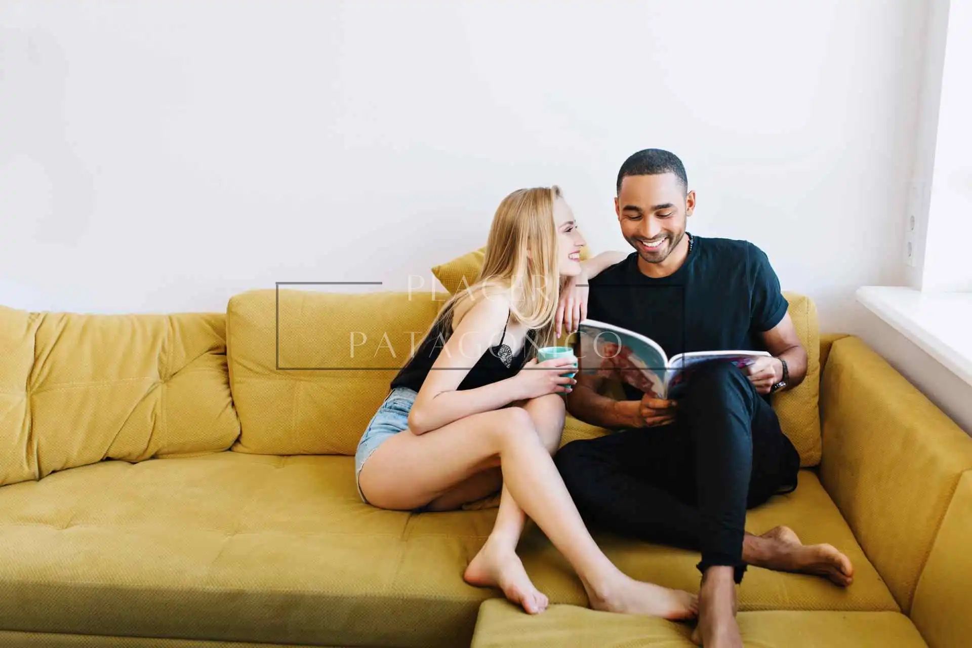 Joven pareja sentada disfrutando de un libro sobre historias porno