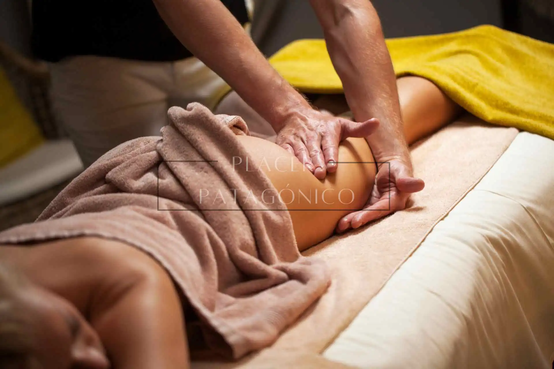 Mujer disfrutando de un masaje tántrico en manos masculinas